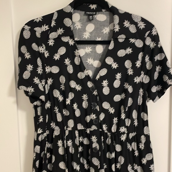 Stylish Black Dress with White Pineapple Pattern - Picture 2 of 7